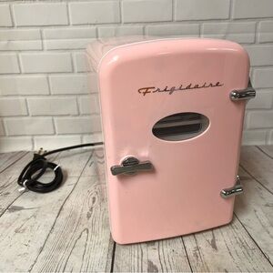 Frigidaire Retro 6-cans or 4 liter Portable Mini Fridge Pink Retro Skin Care EUC